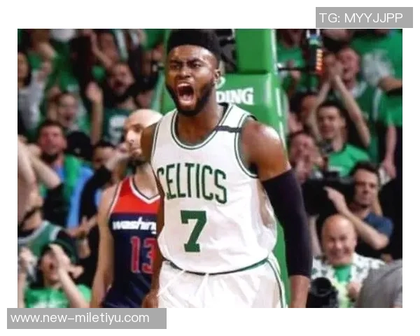 杰伦布朗次节火力全开狂砍18分半场14投9中斩获22分助攻与抢断表现出色