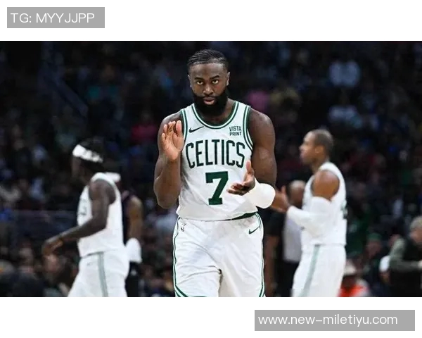 杰伦布朗半场表现出色普理查德助攻频繁两人联手引领球队攻势