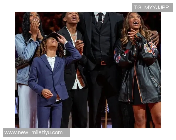 杰伦格林高中球衣退役仪式太阳主教练与新队友齐聚祝贺